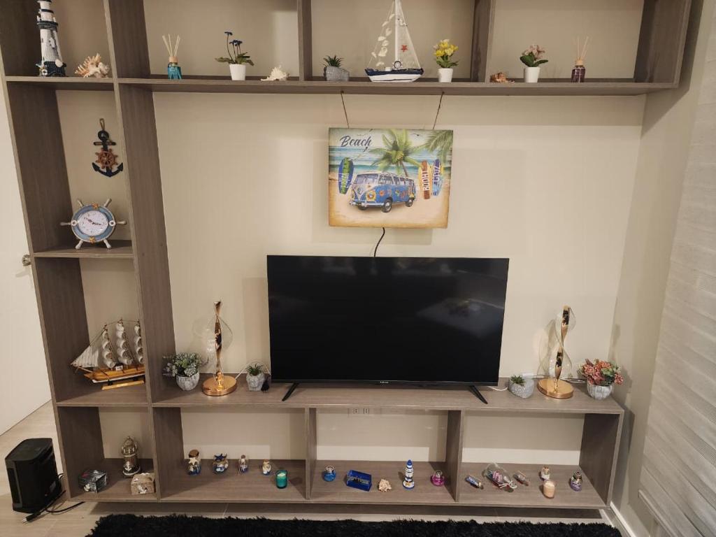 Una televisión o centro de entretenimiento en Departamento 2D y 2B Familiar