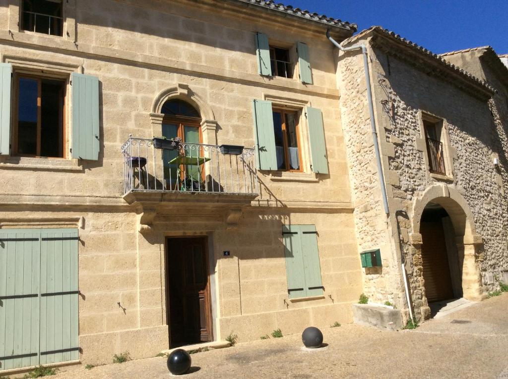 un edificio con balcone e un edificio con finestre di La Colliassoise a Collias