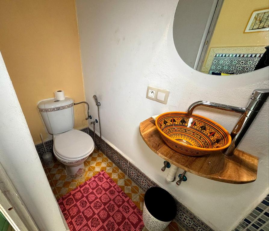 um banheiro com pia e vaso sanitário em Riad Nostalgie of Tetouan em Tetouan