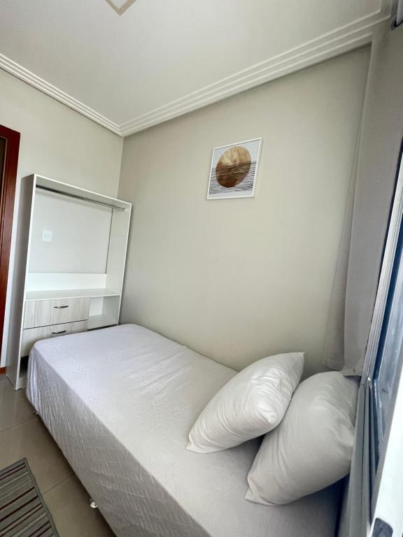 een kleine slaapkamer met een bed en een spiegel bij Apollos Garden in Belém