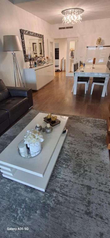 Fotografie z fotogalerie ubytování DILSHADZ DREAMZ LUXURY home v destinaci Amora