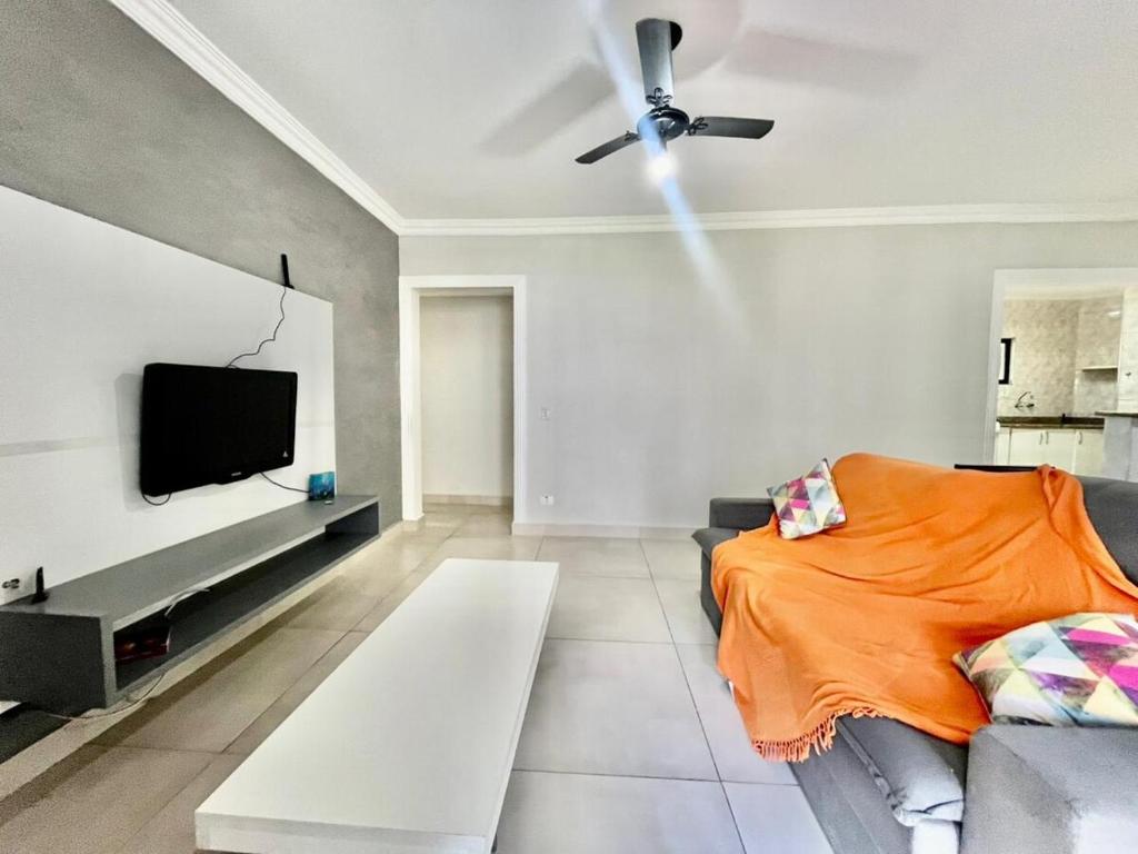 TV/trung tâm giải trí tại Apartamento Pitangueiras 3 dorm Churrasqueira Gourmet