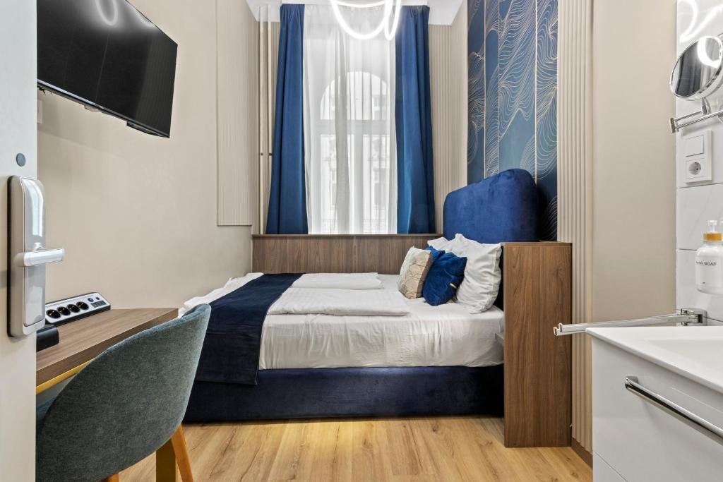 ウィーンにあるCentral Vienna Stay I Self Check-in near Nestroyplatz I External Bathroomのベッドルーム1室(青いカーテン、デスク付)