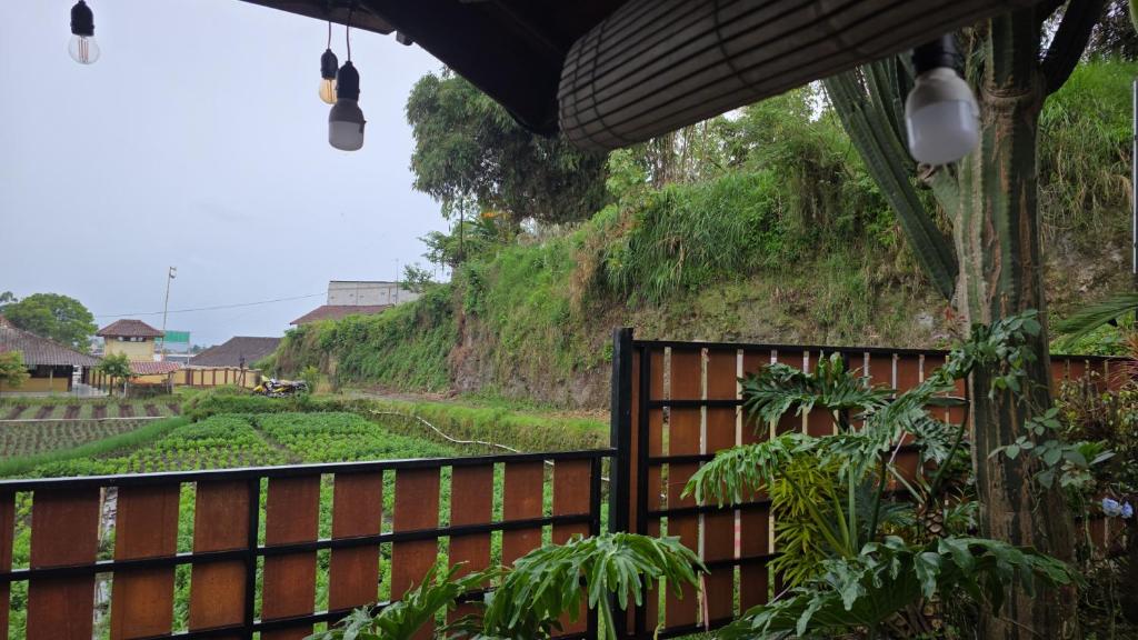 uma cerca em frente a uma colina com vista em Villa zann kaktus em Nempel