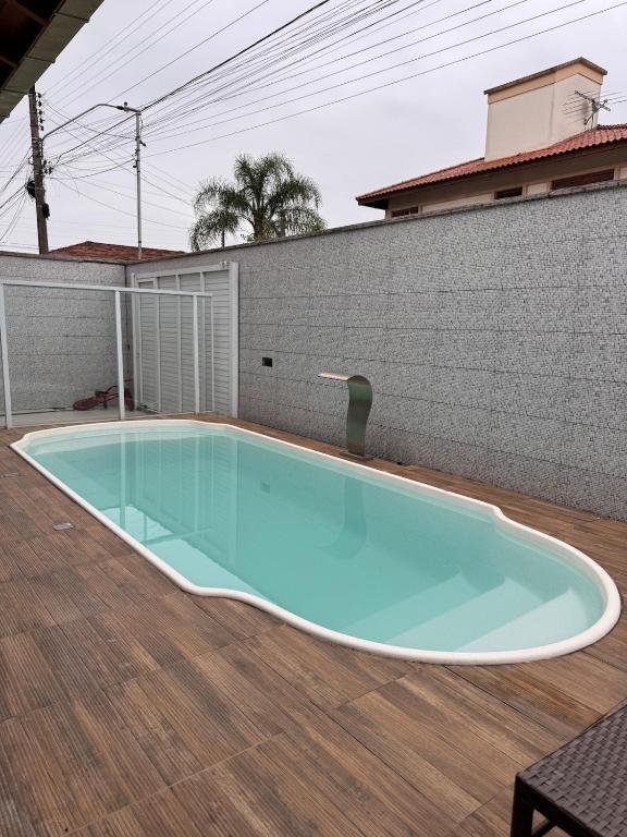 a swimming pool in the backyard of a house at Casa com Piscina na Grande Florianópolis in Palhoça