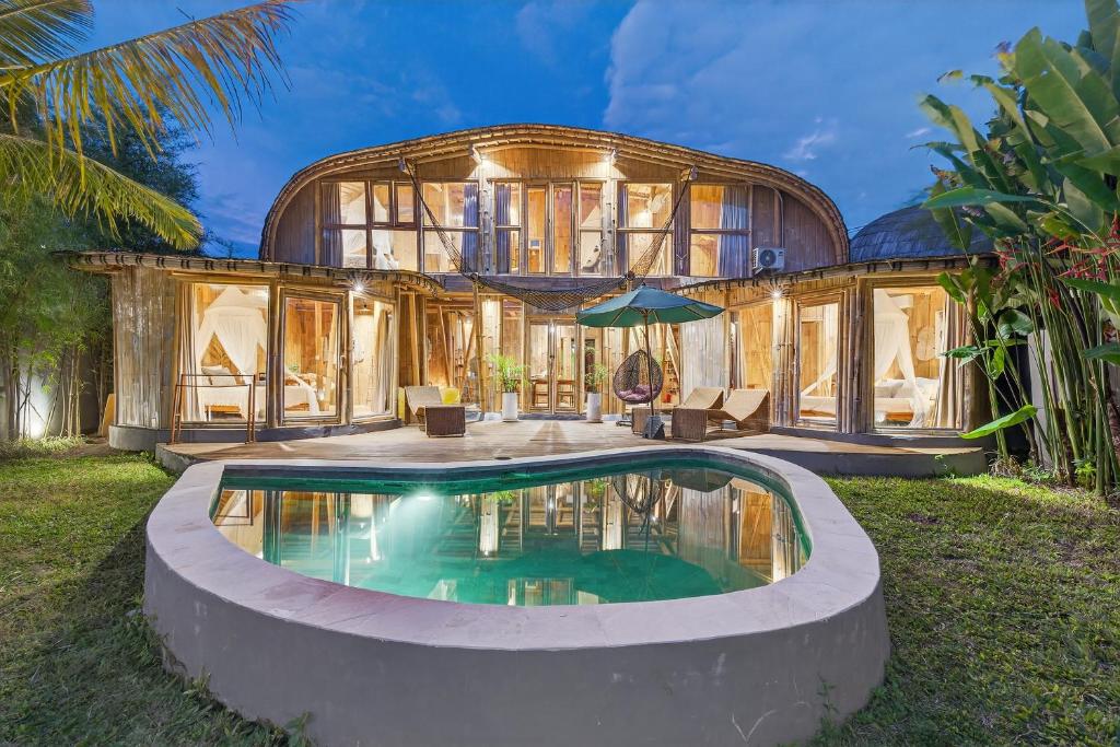 Bazén v ubytování Noon Bamboo Villas Pererenan nebo v jeho okolí