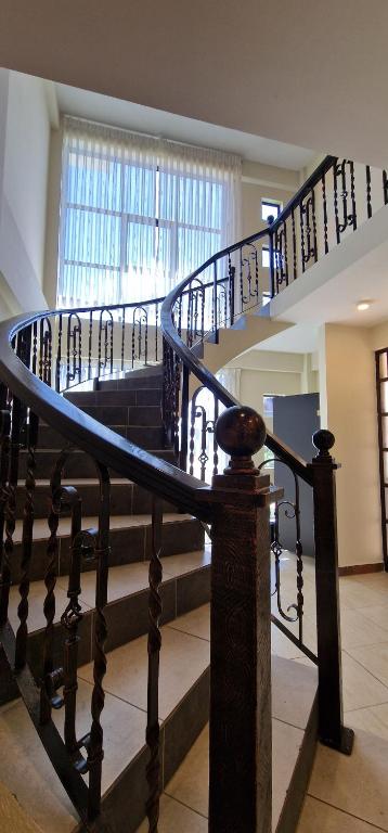 een wenteltrap in een gebouw met een trap bij Chalet Tunari in Quillacollo