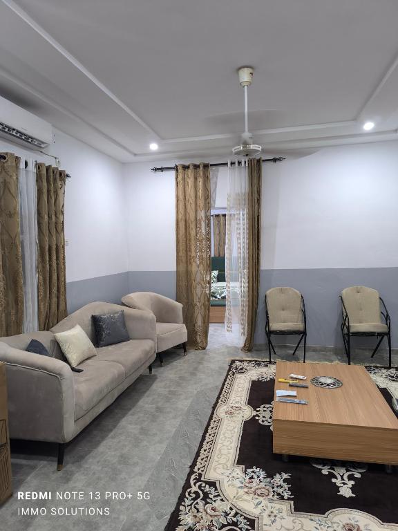 尼亚美Immo Solutions的客厅里有一张沙发和一张桌子。