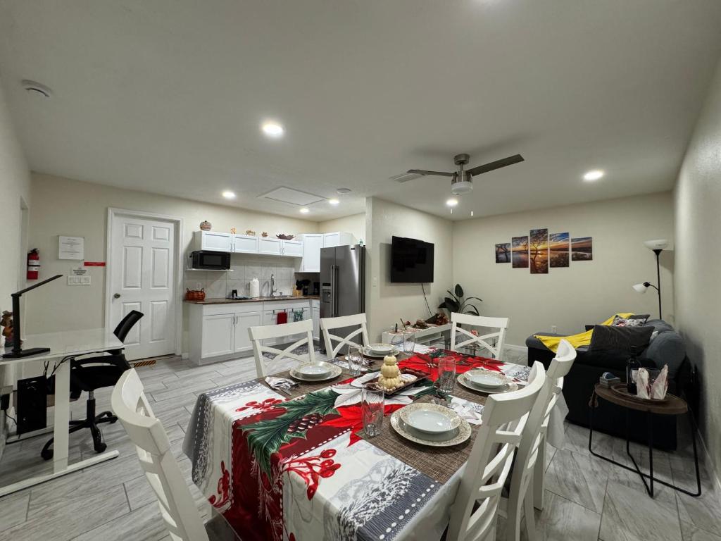 Una cocina y un comedor con mesa y sillas. en Sunshine Nest, en Lehigh Acres