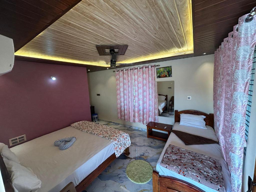 Deluxe room with clean bedding at Hemanth Heritage Hotel, Kamalapur Hampi