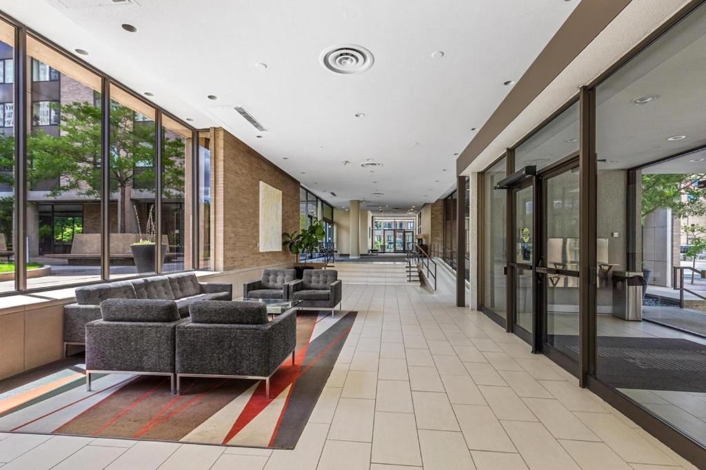 Afbeelding uit fotogalerij van Beautiful bright cozy condo! in Minneapolis