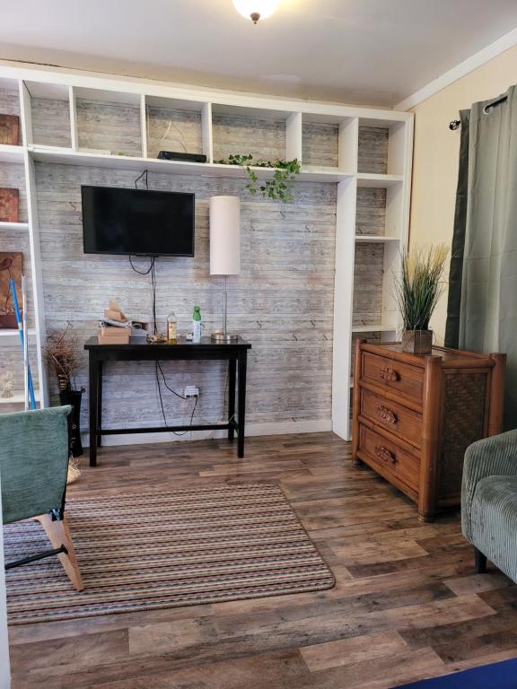 TV a/nebo společenská místnost v ubytování Cocoplum Rest N Hideaway #1