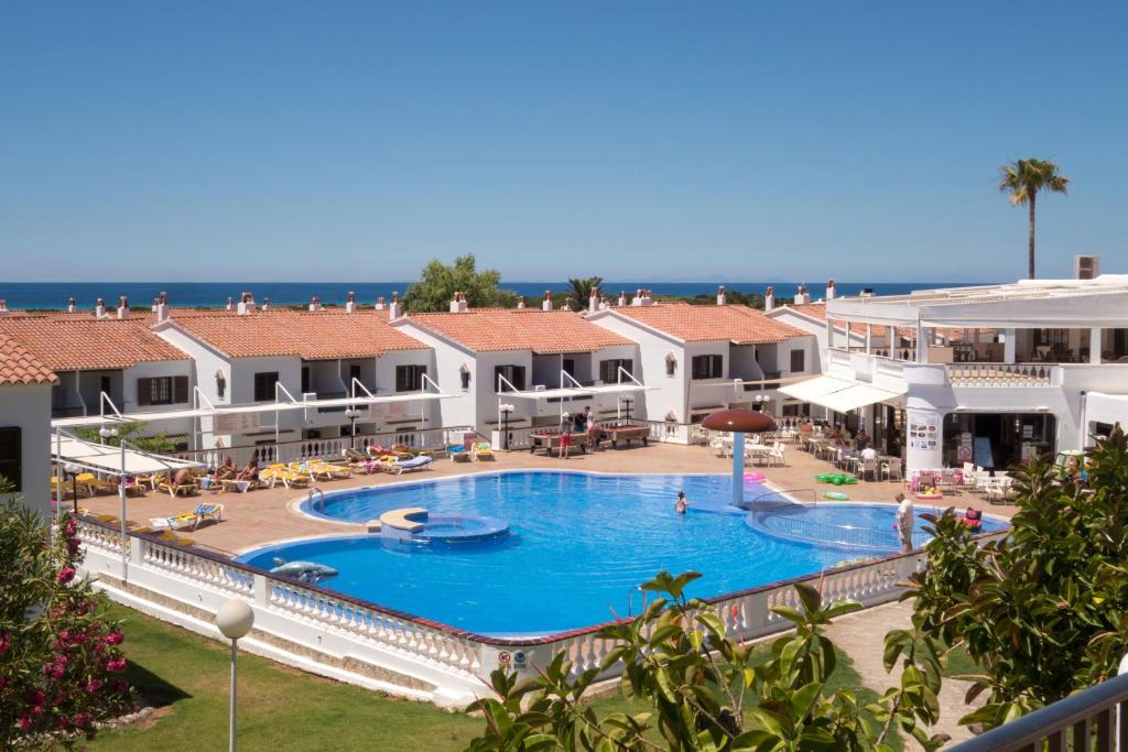 - Vistas a la piscina del complejo frente a la playa en Son Bou Playa Gold by Menorca Vacations, en Son Bou