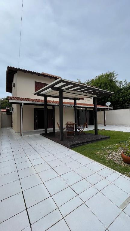 eine Terrasse mit einem Pavillon im Hof in der Unterkunft Casa de Praia - 4 quartos Centro in Bombinhas