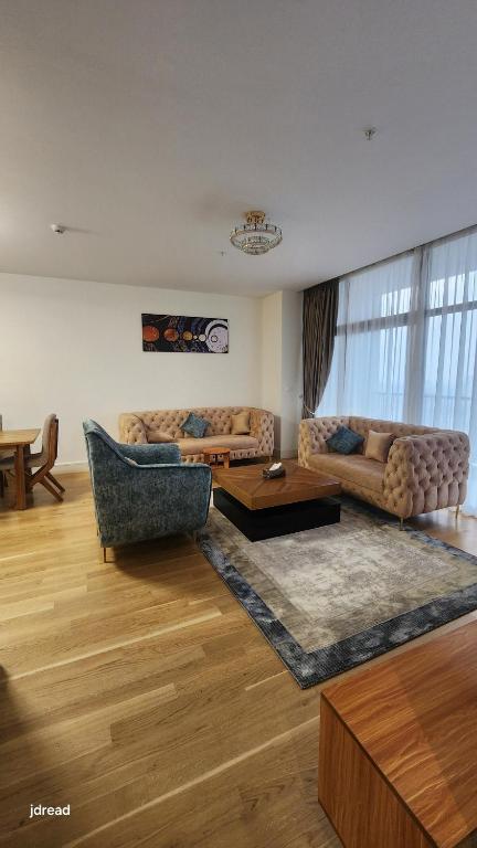 una sala de estar con un sofá y una mesa en Eagle hills apartment, en Addis Ababa