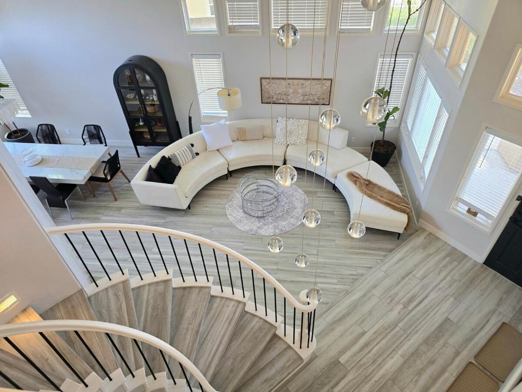 uma vista superior de uma sala de estar com uma escada em espiral em Modern Residence with Mountain Views em Escondido