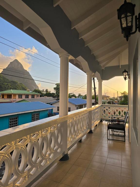 Ban công/sân hiên tại Upstairs Apartment with Piton View in Soufriere