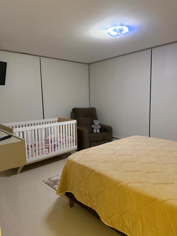 Giường trong phòng chung tại Suíte Pé na Areia