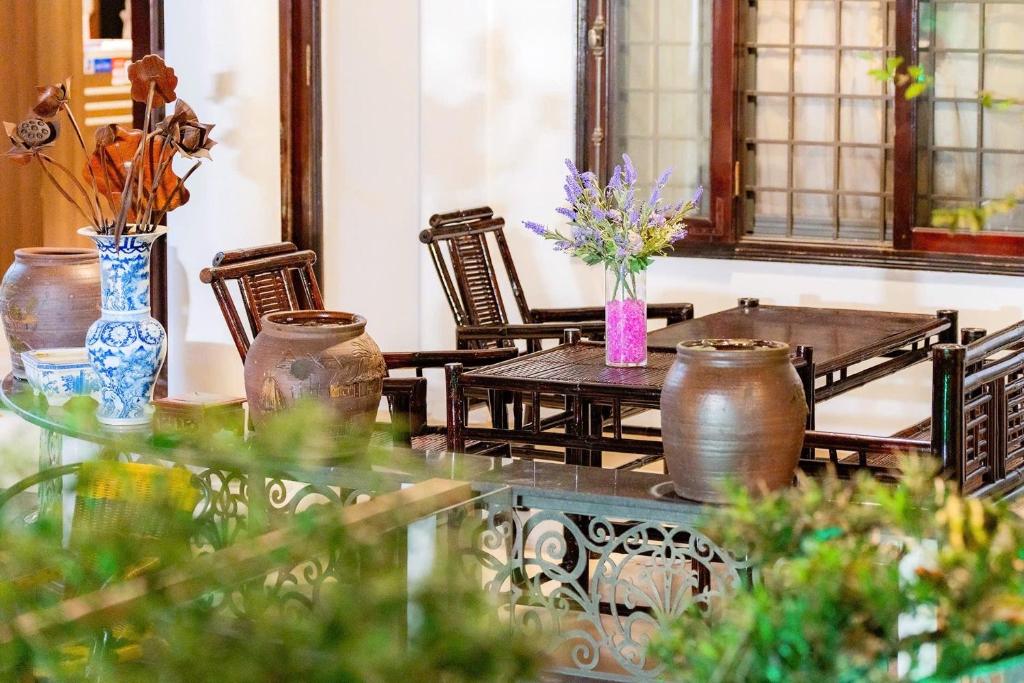 Khu vườn tại Nana Villa Hue mang đến khoảng xanh yên tĩnh với không gian ngoài trời thoáng đãng, phù hợp để du khách ngồi thư giãn, uống cà phê hoặc nghỉ ngơi sau một ngày khám phá Huế.