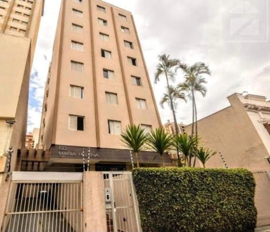 a large building with a gate in front of it at Studio completo e aconchegante com vaga de garagem in Campinas