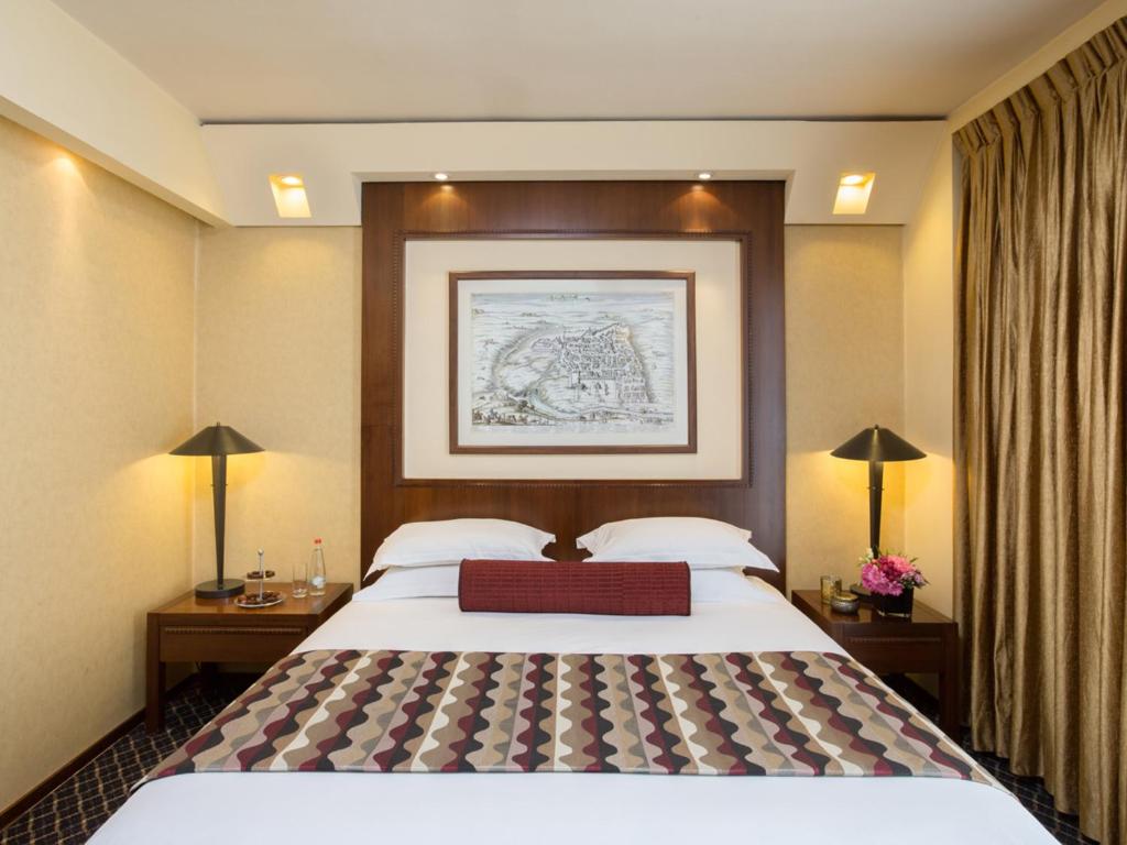Postel nebo postele na pokoji v ubytování Dan Panorama Jerusalem Hotel