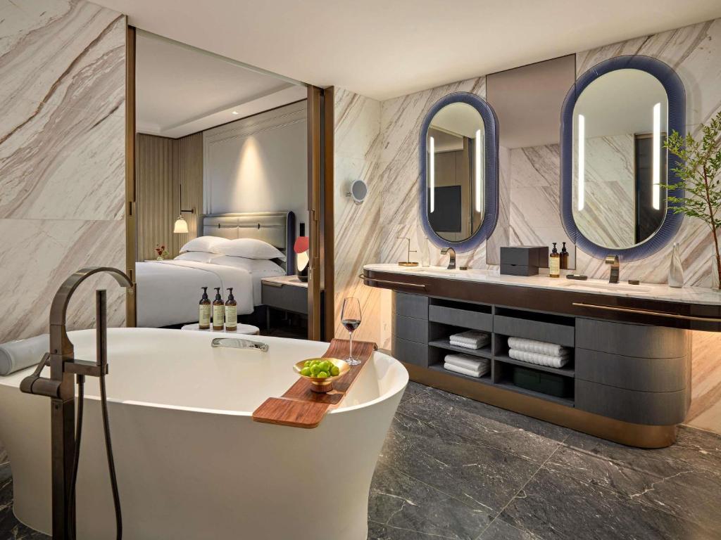 One-Bedroom Fairmont Suite King - Separate Living Space