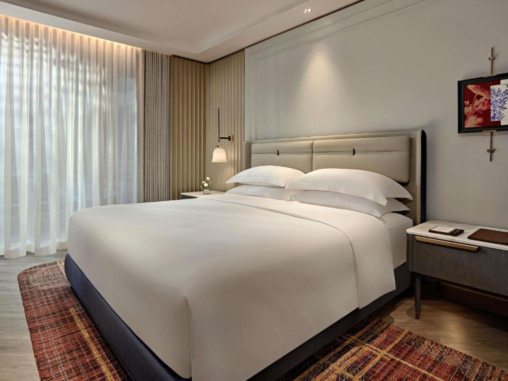 One-Bedroom Junior King Suite with Balcony and Lounge Access - High Floor