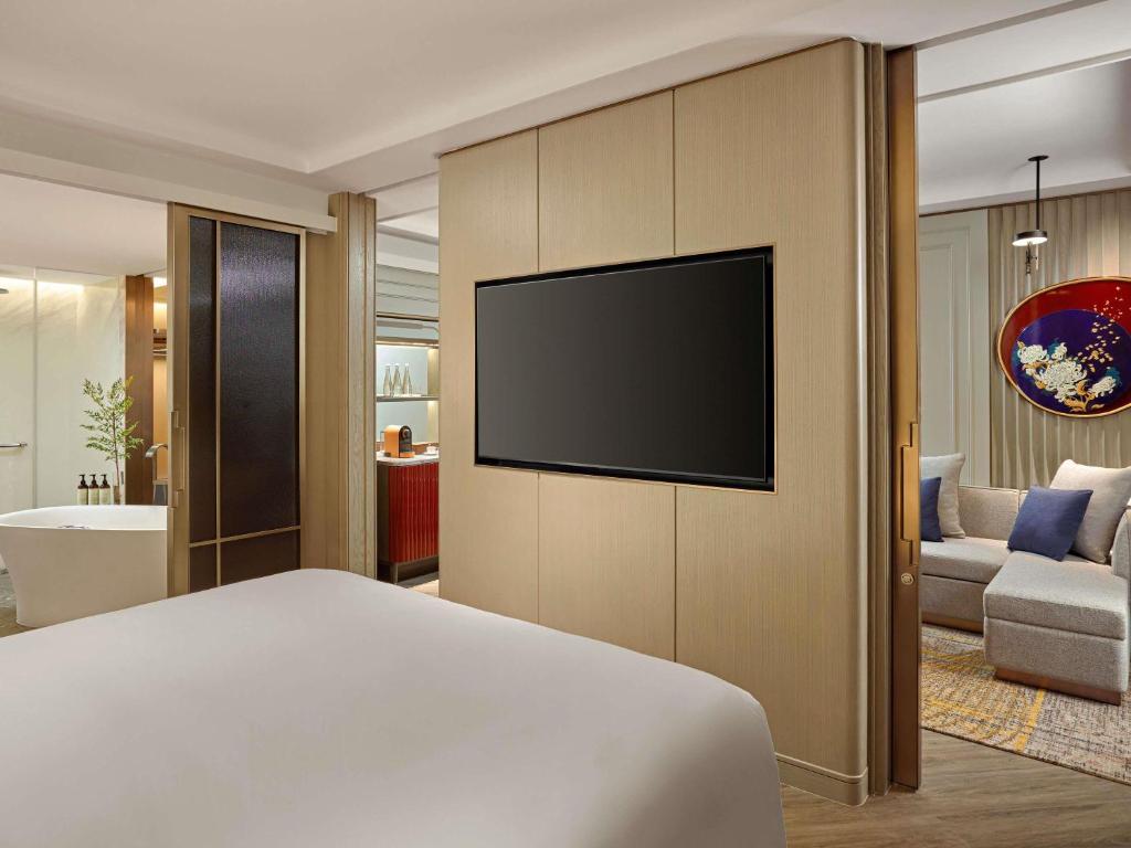 One-Bedroom Junior King Suite with Balcony and Lounge Access - High Floor