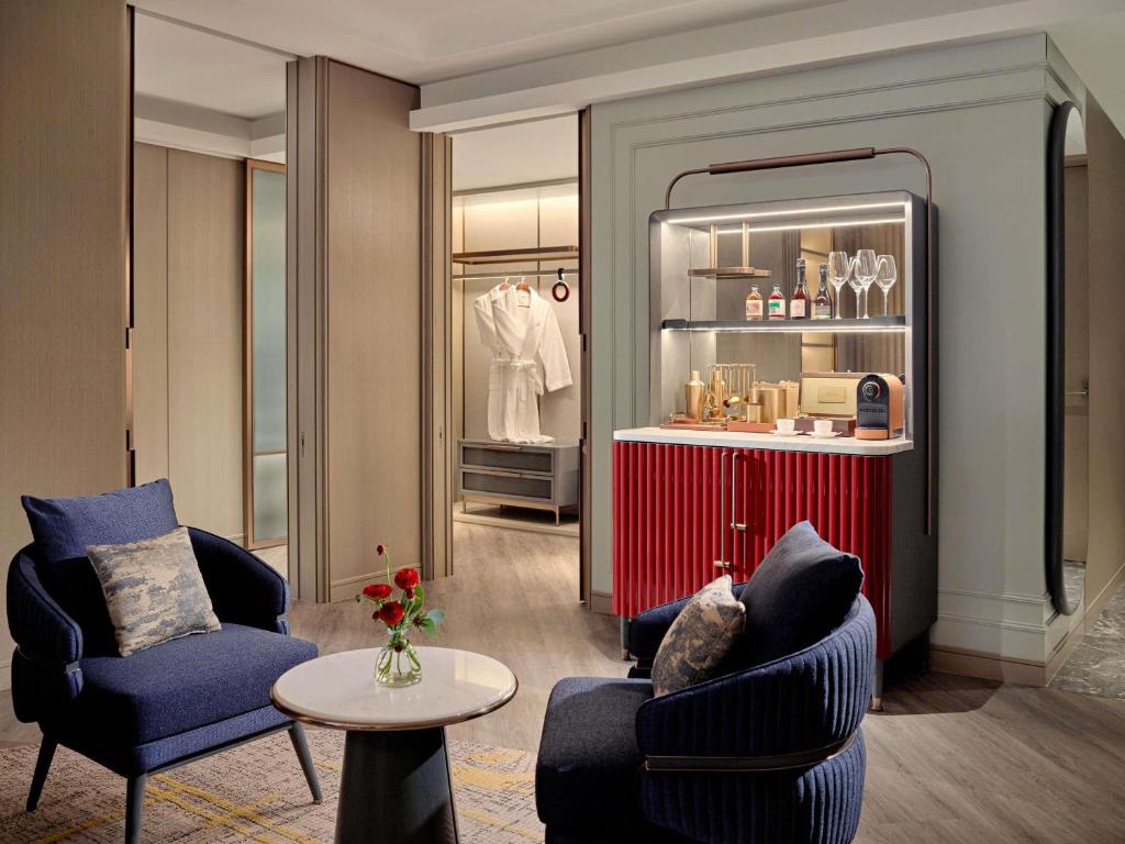 One-Bedroom Fairmont Suite King - Separate Living Space