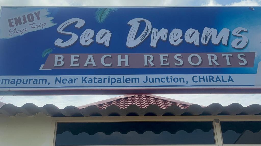 ein Schild für ein Strandresort an einem Gebäude in der Unterkunft Sea Dreams Beach Resort in Chīrāla