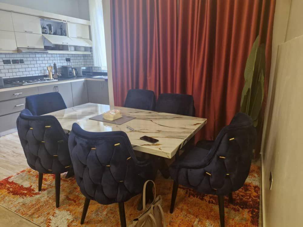 Η κουζίνα ή μικρή κουζίνα στο Bavado Courts