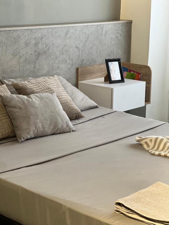 zwei Betten nebeneinander in einem Zimmer in der Unterkunft Apto estudio moderno cerca a centros comerciales in Yopal