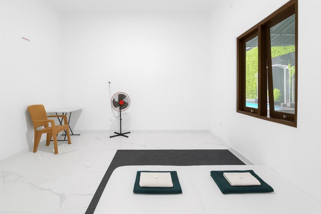 Postel nebo postele na pokoji v ubytování Griya Ngasem Djogja