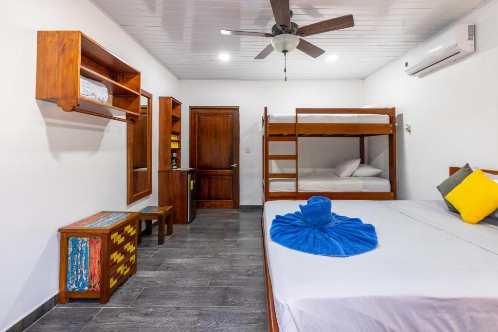 En eller flere senge i et værelse på Hospedaje Casa Blanca Tortuguero Carey