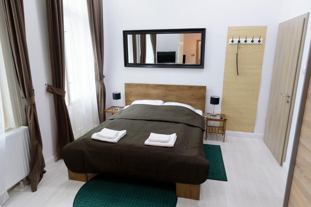 ein Schlafzimmer mit einem Bett mit zwei Handtüchern darauf in der Unterkunft Váci Street Downtown Apartments in Budapest