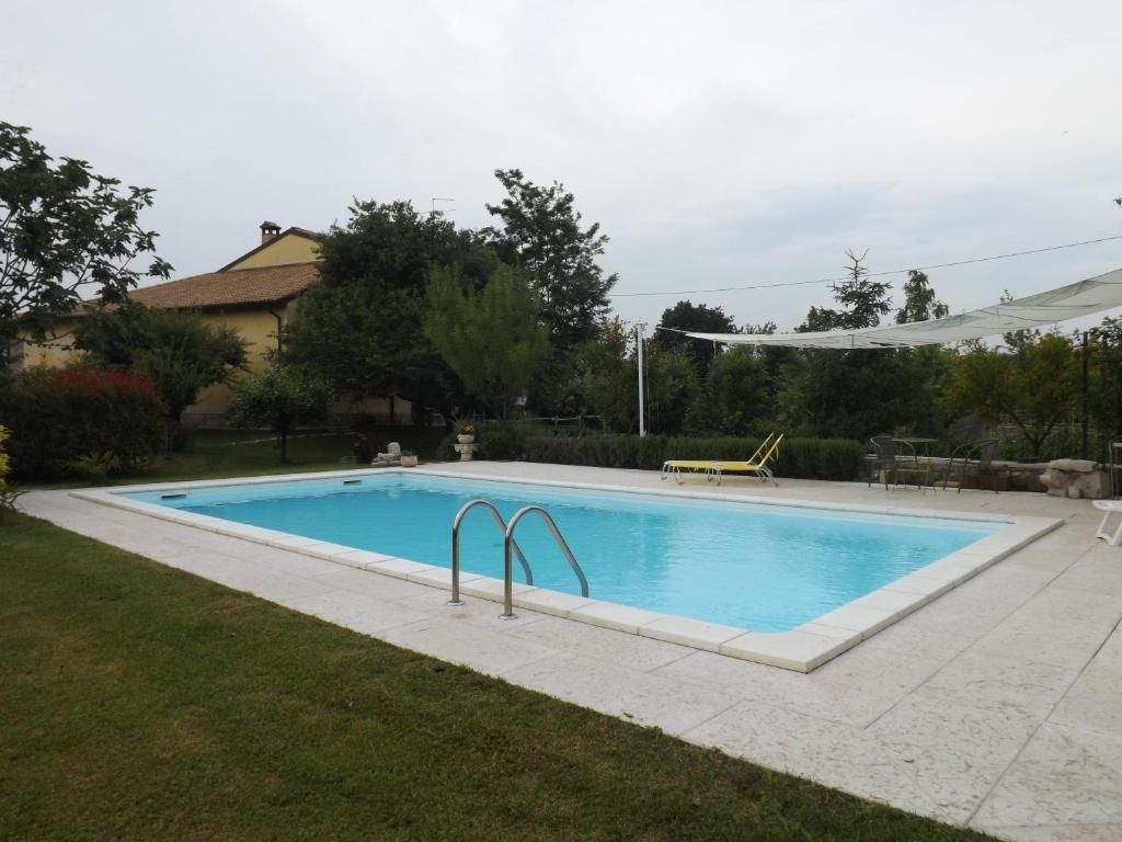 Bazén v ubytování B&B Ai Tre Confini nebo v jeho okolí