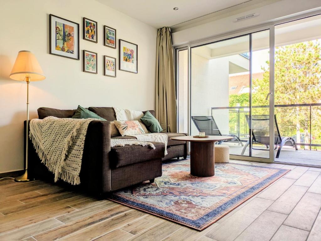 a living room with a couch and a table at La Parent-aise in Thionville