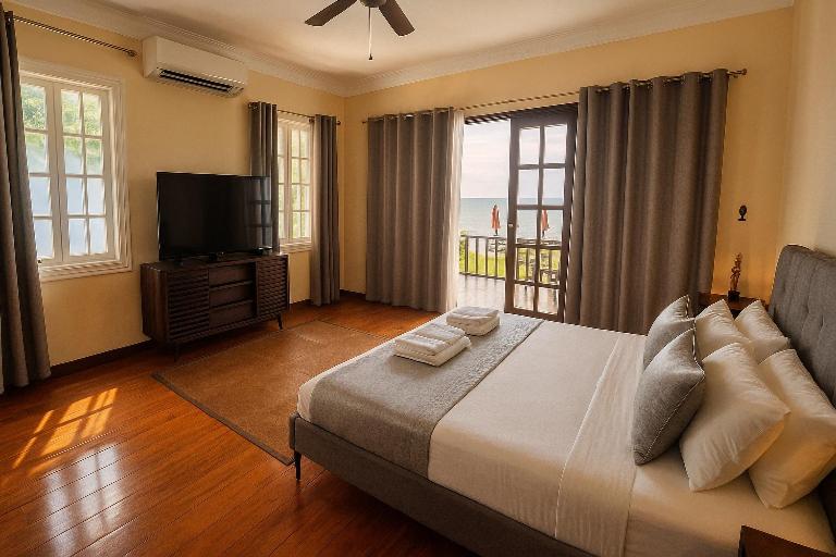 Giường trong phòng chung tại Diwata Suite, King Size Bed with Ocean View