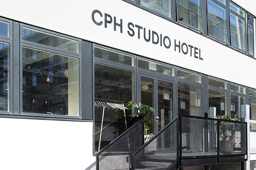 un edificio con la entrada a un hotel philippino en CPH Studio Hotel en Copenhague