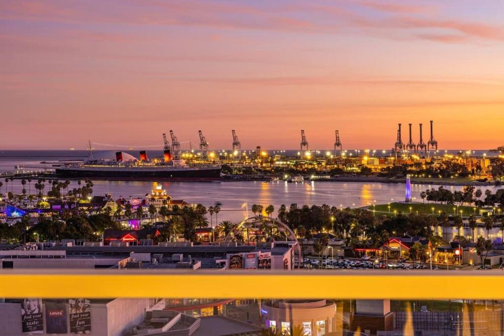 une vue d'un port la nuit dans l'établissement Marbella Lane - Luxury Beachside 2BR, à Long Beach