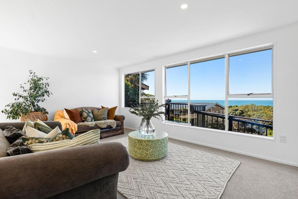 カイコウラにあるOcean Vista Hideawayのリビングルーム(ソファ2台付)が備わり、海の景色を望めます。