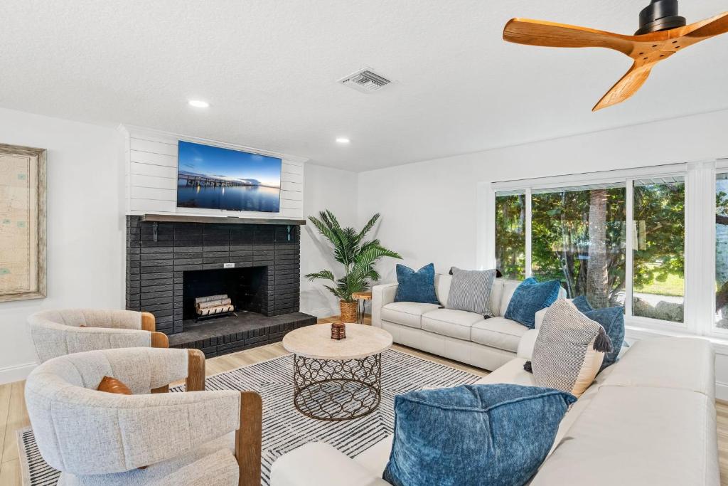 un soggiorno con divano e camino di 502 Colony Street a Melbourne Beach