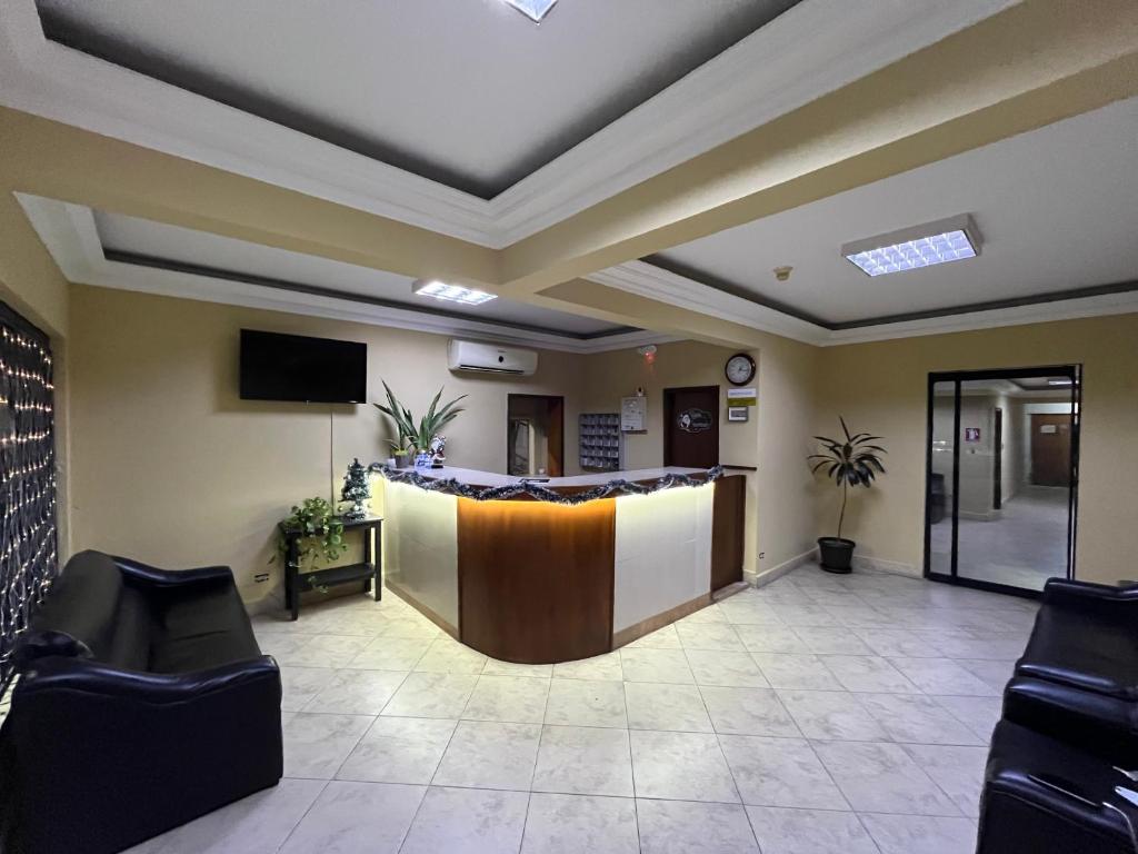 eine Lobby mit Wartebereich in einem Krankenhaus in der Unterkunft Hotel Oscar in Maracaibo