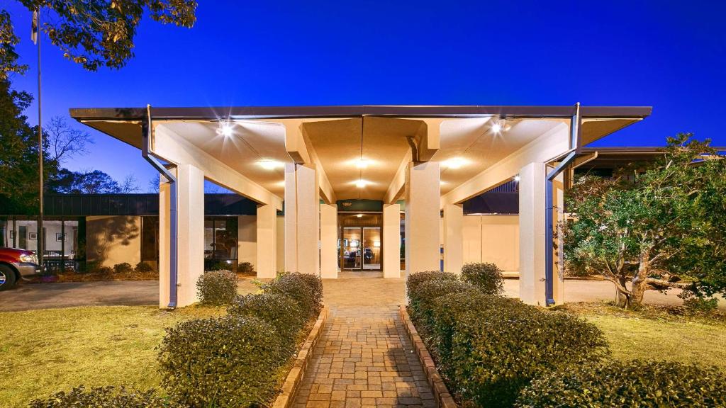 a large building with a walkway in front of it at Best Western Crossroads Inn in DeFuniak Springs