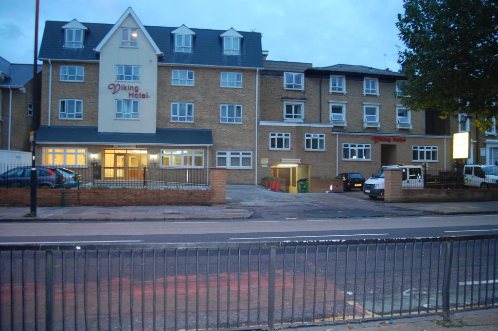 un edificio en una calle frente a un edificio en Viking Hotel, en Londres