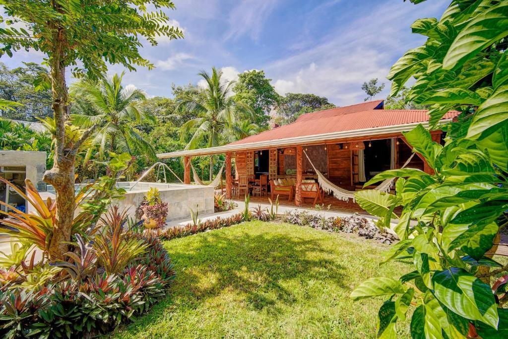 En have udenfor Casa Franke - Central 2BR Home with AC & Pool