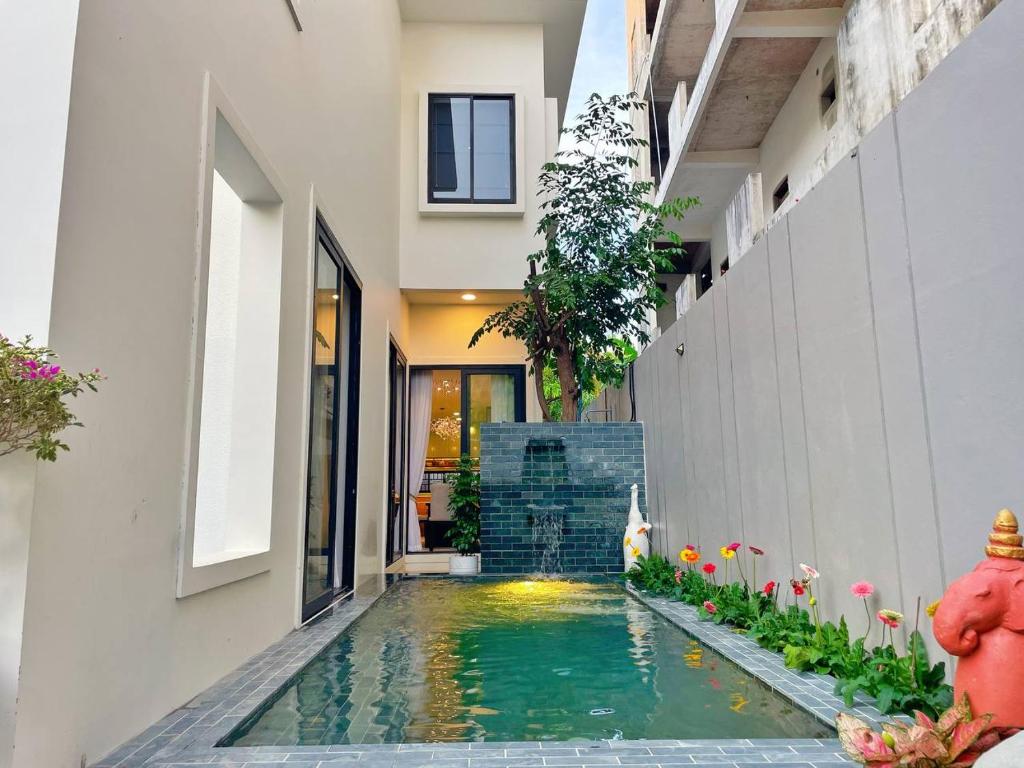 una piscina en medio de una casa en Private Villa by YUSETH Residence, en Phumĭ Ta Phŭl