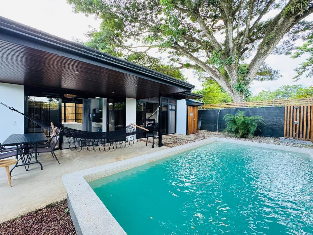 Πισίνα στο ή κοντά στο Ashleys Beach House - Country Home near Cahuita