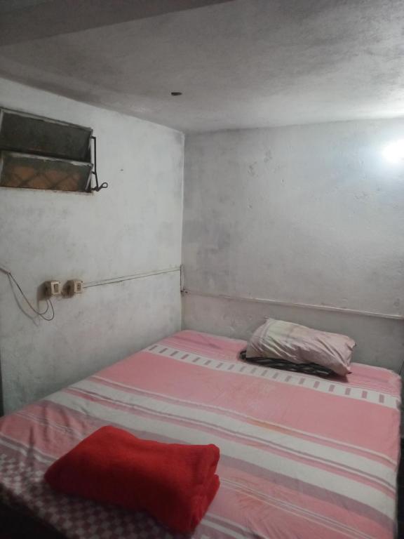 Ένα ή περισσότερα κρεβάτια σε δωμάτιο στο Furnished studio apartment,