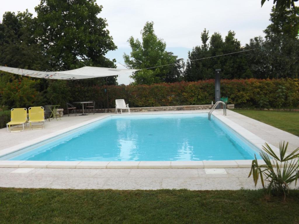 Bazén v ubytování B&B Ai Tre Confini nebo v jeho okolí